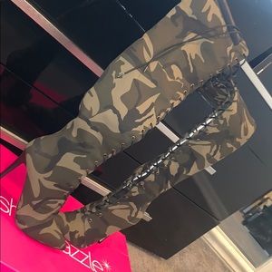 CAMO KNEE HIGH LACED BOOTS